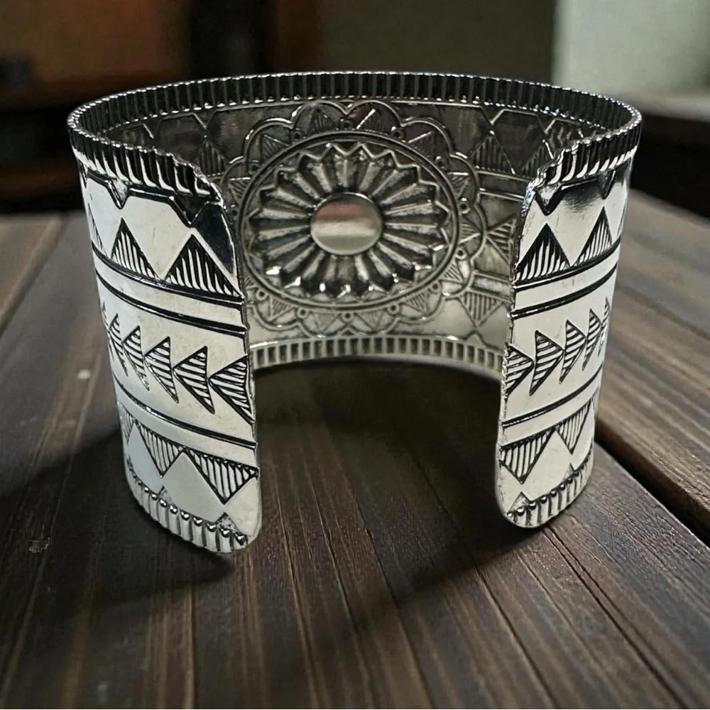 New Silver Tone‎ Western Cuff Bracelet